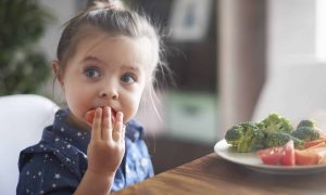 Consigli, suggerimenti e idee per far mangiare frutta e verdura ai bambini