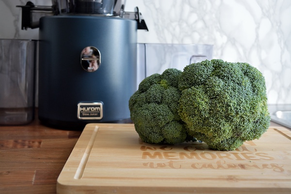 bicchiere di mousse di broccoli, mozzarella e noci