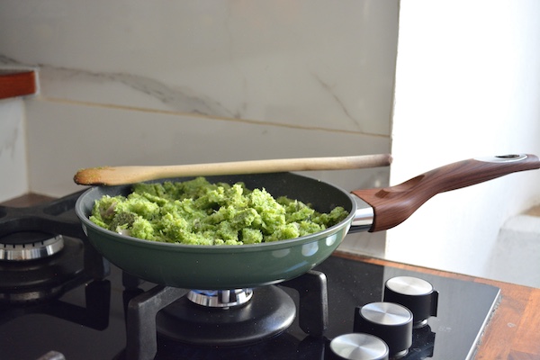 bicchiere di mousse di broccoli, mozzarella e noci