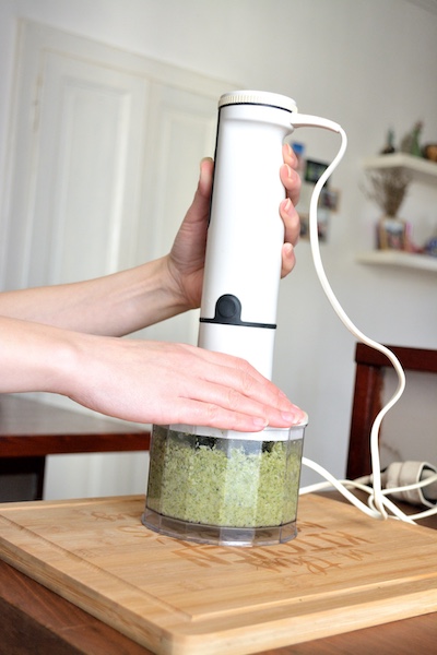 bicchiere di mousse di broccoli, mozzarella e noci