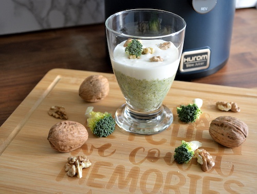 bicchiere di mousse di broccoli, mozzarella e noci