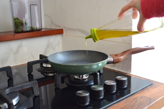 Tortino di cous cous ai broccoli e curcuma in foglia di cipolla rossa