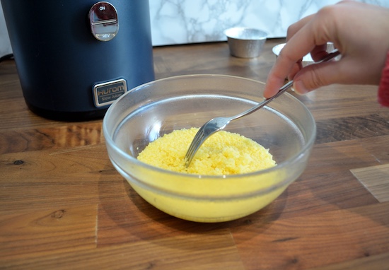 Tortino di cous cous ai broccoli e curcuma in foglia di cipolla rossa