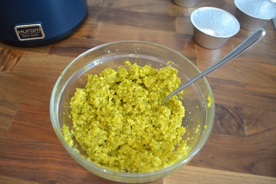 Tortino di cous cous ai broccoli e curcuma in foglia di cipolla rossa