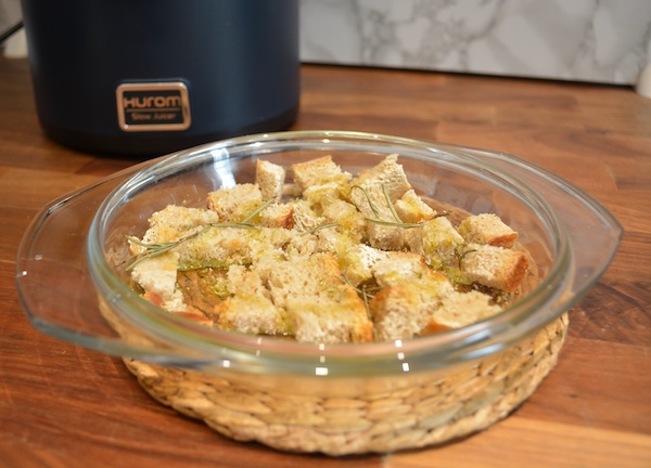 Tostare il pane raffermo in forno Tagliolini alla crema di spinaci e briciole di tuorlo d'uovo