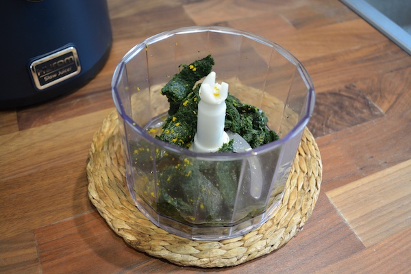 Frullare gli spinaci insieme ai condimenti Tagliolini alla crema di spinaci e briciole di tuorlo d'uovo