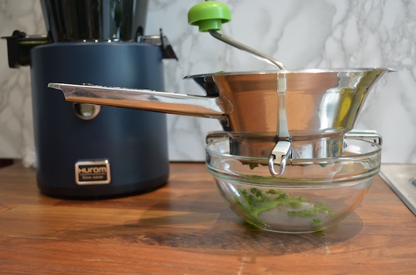 Passare il composto di spinaci nel filtro a maglie larghe Tagliolini alla crema di spinaci e briciole di tuorlo d'uovo