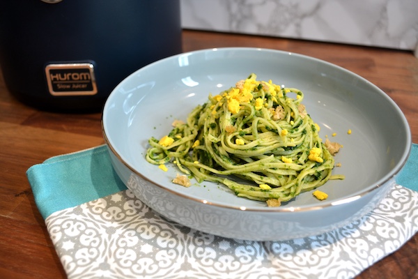 Ricetta finita dei tagliolini alla crema di spinaci e briciole di tuorlo Tagliolini alla crema di spinaci e briciole di tuorlo d'uovo