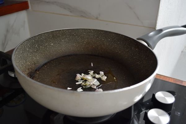 scalogno in padella Mettere lo scalogno con un goccio di olio in padella
