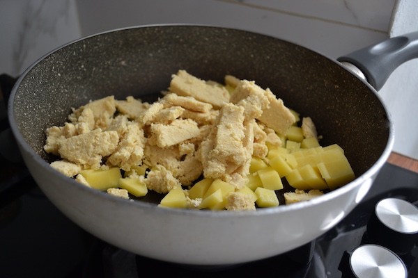 saltare gli scarti di soia col le patate a cubetti Soia e patate in padella