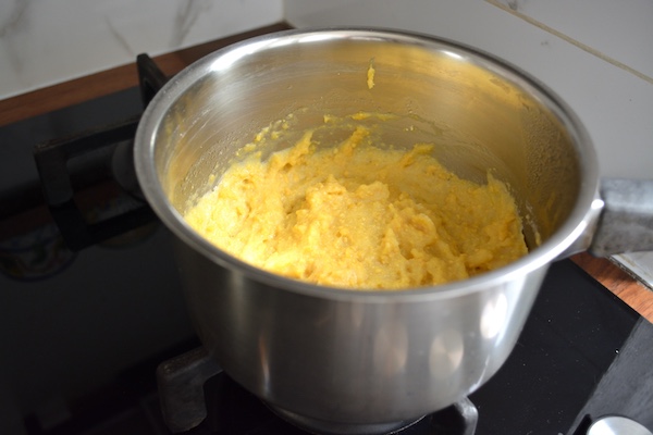 prepara il composto dei bon bon Preparare una sorta di pastella con la farina di ceci
