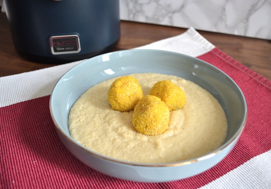Piatto pronto della zuppetta di soia e bon bon croccanti di quinoa e farina di ceci piatto completo della zuppetta di soia e bon bon croccanti di quinoa e farina di ceci