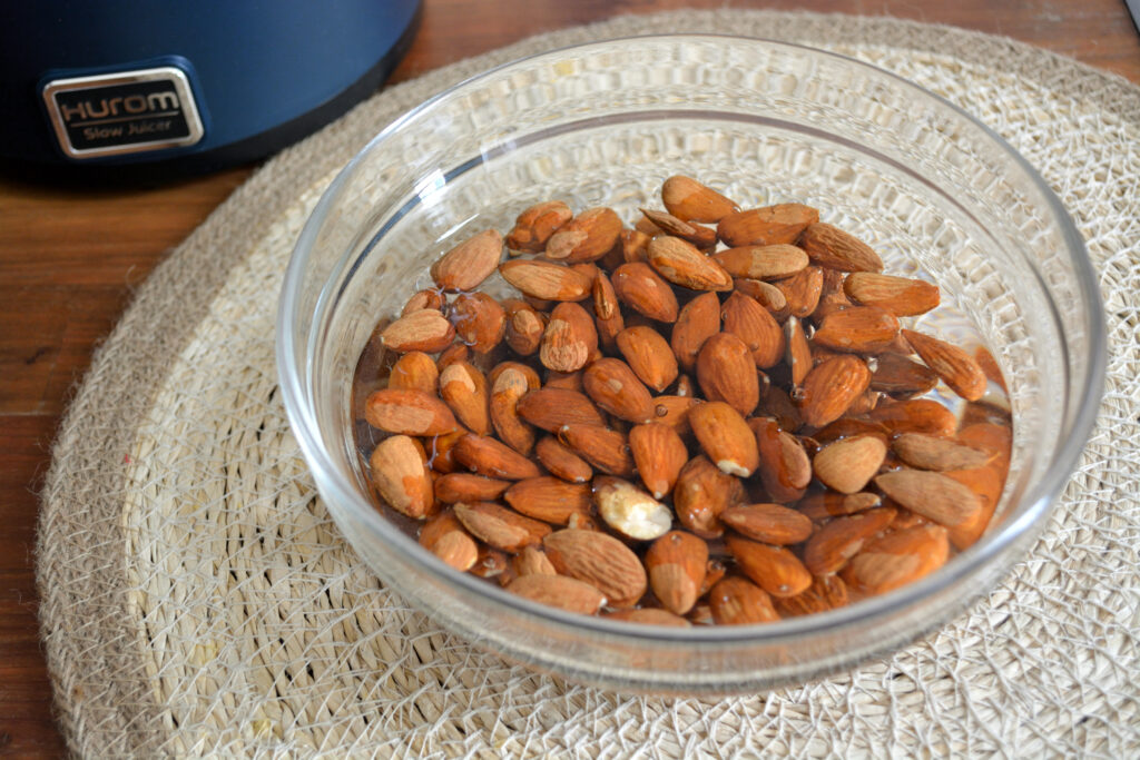Piccola panna cotta alle mandorle Mettere in ammollo le mandorle