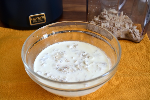 Piccola panna cotta alle mandorle Mettere gli scarti delle mandorle nella pannan^
