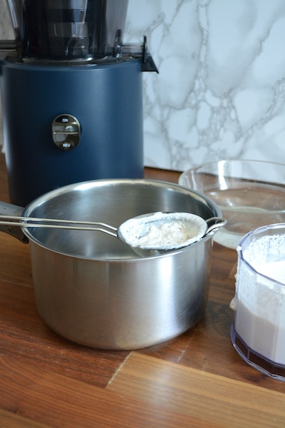 Piccola panna cotta alle mandorle Setacciare il composto in un colino