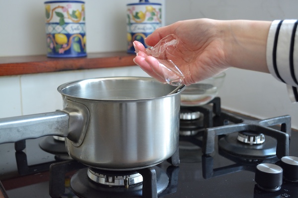 Piccola panna cotta alle mandorle Unire la colla di pesce per preparare la piccola panna cotta