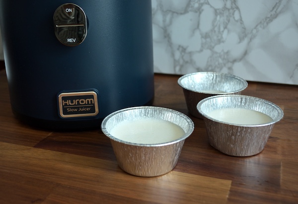 Piccola panna cotta alle mandorle Far riposare le piccole panne cotte alle mandorle