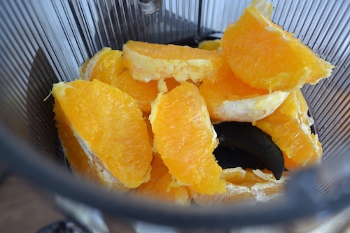 Tagliare la frutta per la ricetta ghiaccioli all'arancia La frutta della ricetta ghiaccioli all'arancia