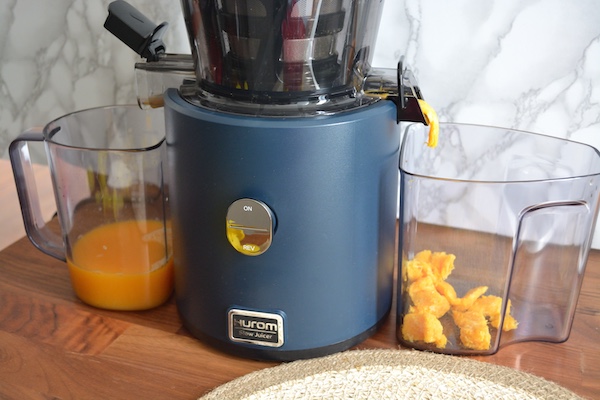 Dividere succo e fibra Dividere fibre e succo per la ricetta ghiaccioli all'arancia