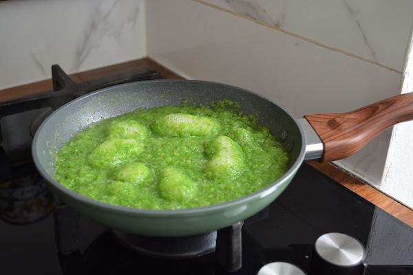 Sbollentare gli scarti degli asparagi
