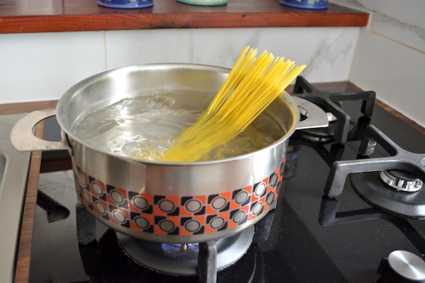 Spaghetto freddo con emulsione di asparagi e tofu