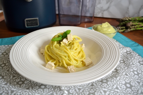 Piatto dello Spaghetto freddo con emulsione di asparagi e tofu